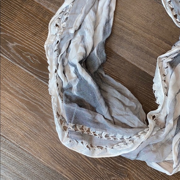 SCARVES - Picture 6 of 7